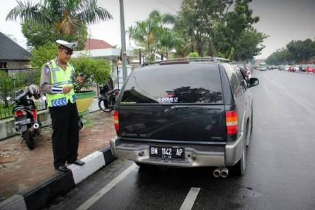 nopol pelat merah ganti warna hitam ditindak polisi 2