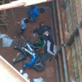 Pengendara motor terperosok saluran air di cibubur 3