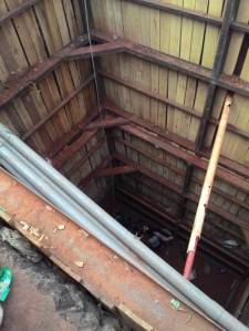 Pengendara motor terperosok saluran air di cibubur&nbsp;4