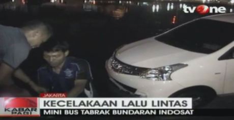toyota avanza putih milik anggota tni ad nyemplung di bundaran kolam
