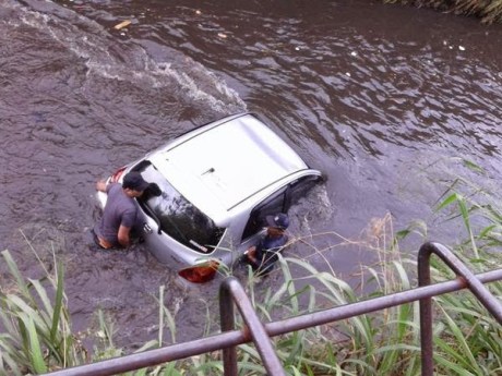 Toyota yaris tercebur di Sungai bandung 1