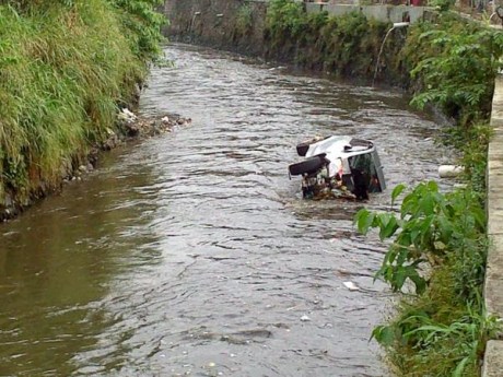Toyota yaris tercebur di Sungai bandung 2
