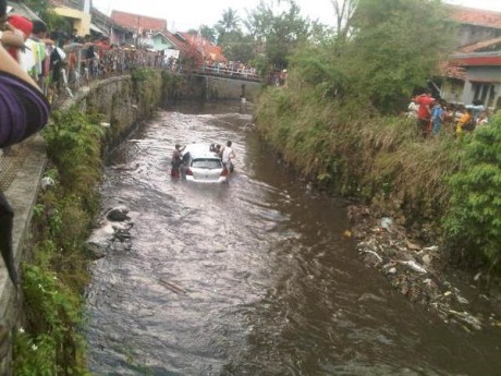 Toyota yaris tercebur di Sungai bandung 3