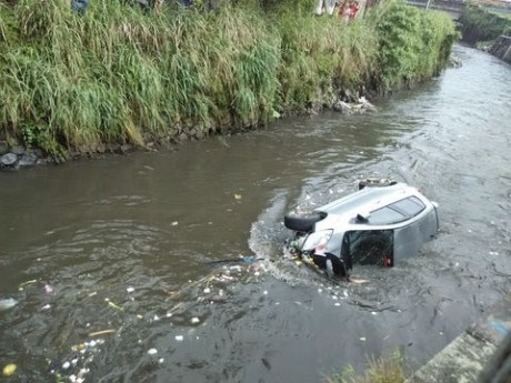 Toyota yaris tercebur di Sungai bandung 5