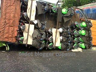 truk-pembawa-ninja 250-rubuh-di-indramayu