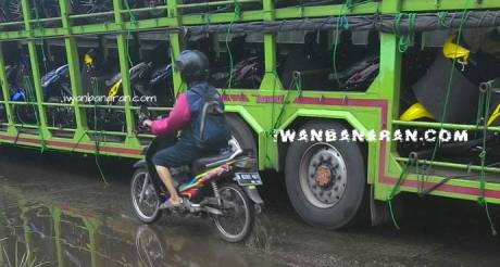 yamaha mio 125 nangkring diatas truk distribusi