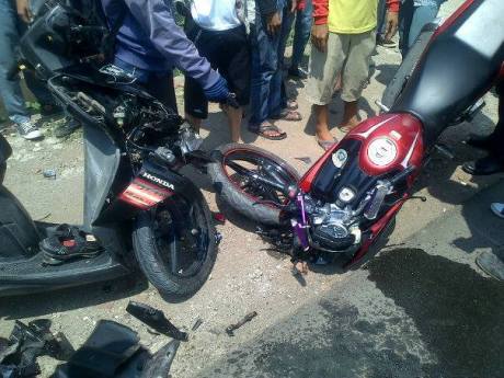 yamaha new vixion remuk hantam honda vario di kawarang