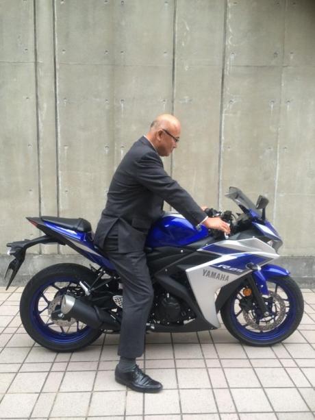 Yamaha R25 Sampai di Japan  pria 180 cm