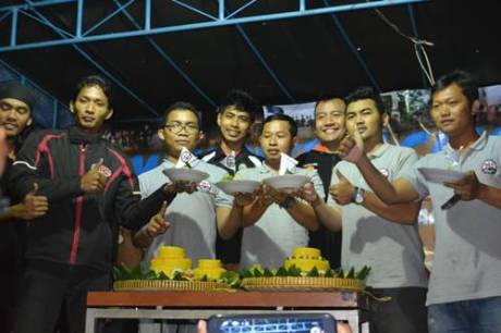 Photo 5A & 5BSebagai bentuk rasa syukur atas bertambahnya usia PMHY ke 9 tahun, dilakukan pemotongan empat tumpeng yang menandakan empat tipe motor yang ada di PMHY, yaitu Classic, Sport, Bebek, dan Matic.