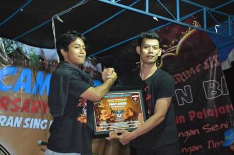 Photo 6A & 6BKeceriaan dari Pengurus PMHY setelah pemotongan tumpeng dengan melakukan groufie foto bareng dan dilanjutkan dengan penyerahan PMHY Award sebagai bentuk tanda persaudaraan dan penghargaan sesama klub anggota PMHY.
