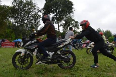 Photo 7, 8A & 8B Suasana kemeriahan games Adu Dorong Motor, dimana salah satu peserta dari club Honda PCX adalah warga negara asing dari Prancis.