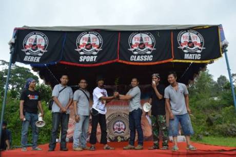 Photo 9A & 9BWujud kepedulian PMHY terhadap alam melakukan penanaman bibit pohon.