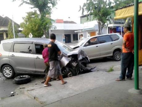 Adu Banteng XENIA VS ERTIGA di bojonegoro karena ngantuk 3