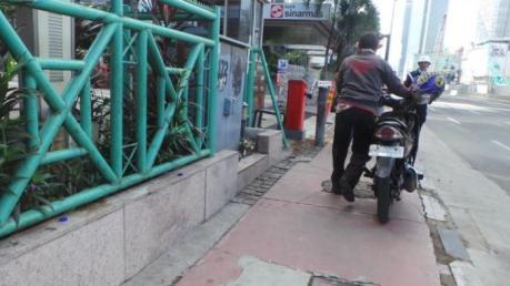 bapak ini dorong motor saat pelarangan motor melintas jalan thamrin