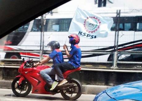 buruh bawa kawasaki ninja saat demo kenaikan upah