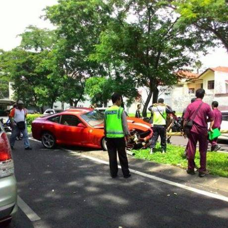 Ferrari merah tabrak tiang listrik di Surabaya