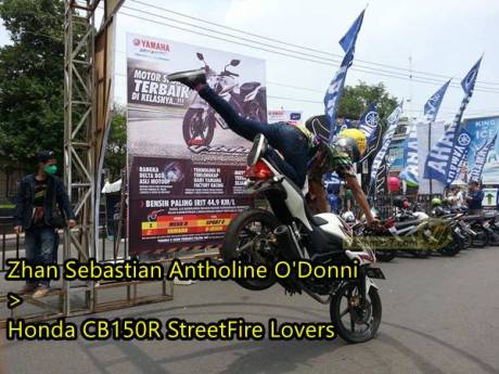 honda CB150R stopie didepan banner yamaha new vixion