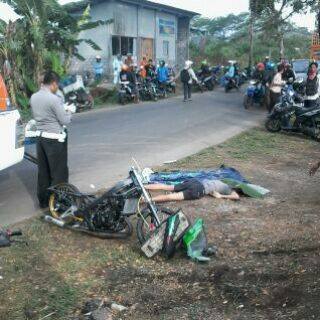 kawasaki ninja remuk di temanggung  pengendara tanpa helm meninggal dunia