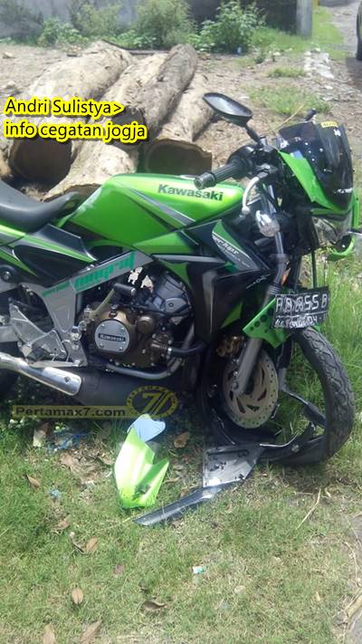 kawasaki ninja remuk hantam mobil keluar spbu 2