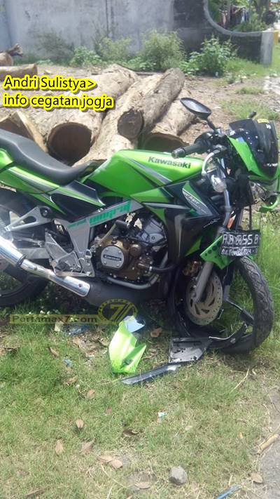 kawasaki ninja remuk hantam mobil keluar spbu