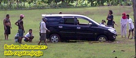 latihan nyetir mobil tercebur lumpur