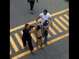 maling helm di telanjangi satpam