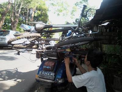 ilustrasi bawa sepeda ontel melintang