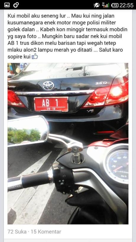 mobil Sri Sultan Hamengkubuwono X disuruh minggir oleh rombongan presiden