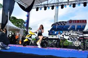 Momo Geisha dengan New Mio M3 125 di atas panggung