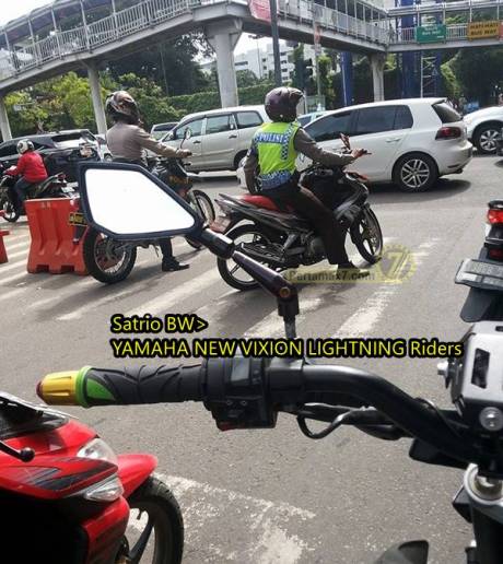 oknum polisi langgar garis putih lampu lalu lintas