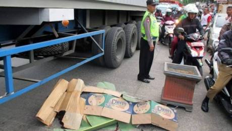 pakai headset terlindas truk