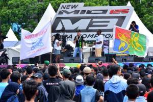 Pembalap MotoGP Yamaha Pol Espargaro di atas panggung Yamaha Asean Cup Race 2014 sukses menarik banyak pengunjung