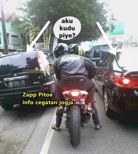 pemotor terjebak macet di jalur motor ringroad jogja karena di serobot mobil
