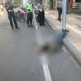 pemuda tabrak tiang listrik karena mabuk di surabaya