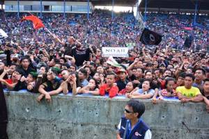 Penonton memadati Sentul International Circuit menyaksikan penampilan Noah dan band lainnya