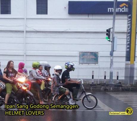 pesepeda ontel pakai helm