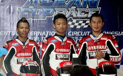 Podium Race 1 ST150 Yamaha Asean Cup Race 2014 kiri ke  kanan - Handy Tuahatu - Rheza Danica - Fitriansyah Kete