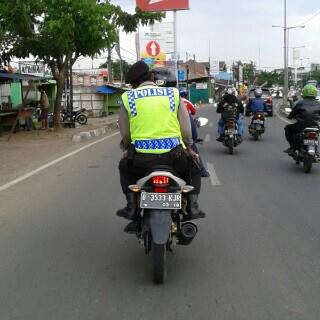 polisi naik motor tidak pake helm