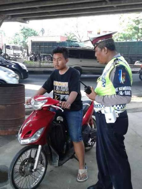tidak pake helm motor bodong ban cacing di tilang polisi