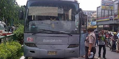 transjakarta tabrak penyebrang jalan mau dibakar