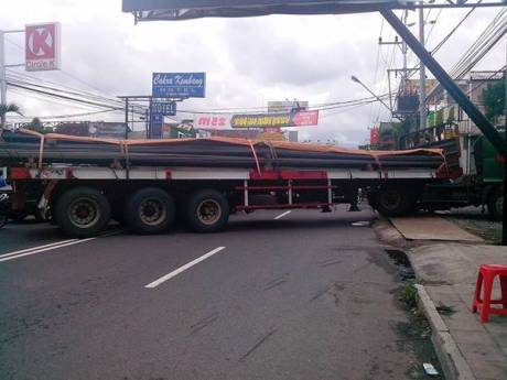 truk trailer mogok di jalan kaliurang bikin macet