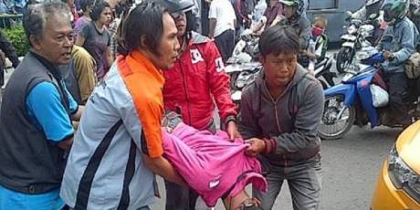 wanita menabrak bus transjakarta otista