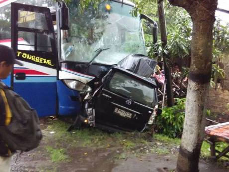 avansa melebar tabrak bus di jombang 1