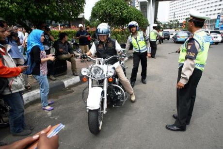Harley Davidson B 6168 ESG ditilang polisi jalan thamrin kabur jadi dpo menyerahkan diri