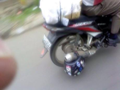 helm di taruh di knalpot