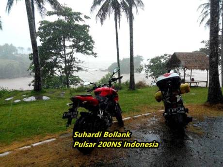 Kawasaki Bajaj Pulsar 200NS berendam lumpur aman