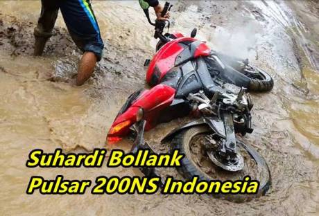 Kawasaki Bajaj Pulsar 200NS berendam lumpur