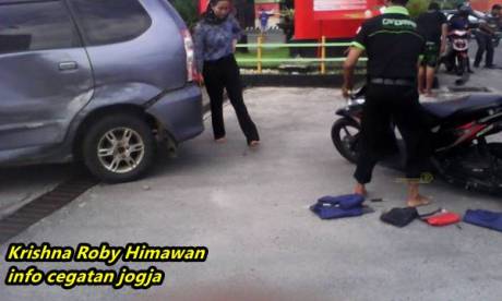 Kecelakaan beruntun avanza di jogja karena motor ragu belok 10