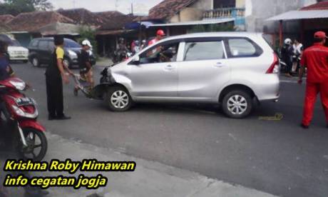 Kecelakaan beruntun avanza di jogja karena motor ragu belok 12