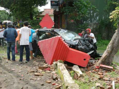 Kecelakaan grand livina vs honda beat di mojokerto karena mengantuk 10931425_777793952257863_313250647836818712_n